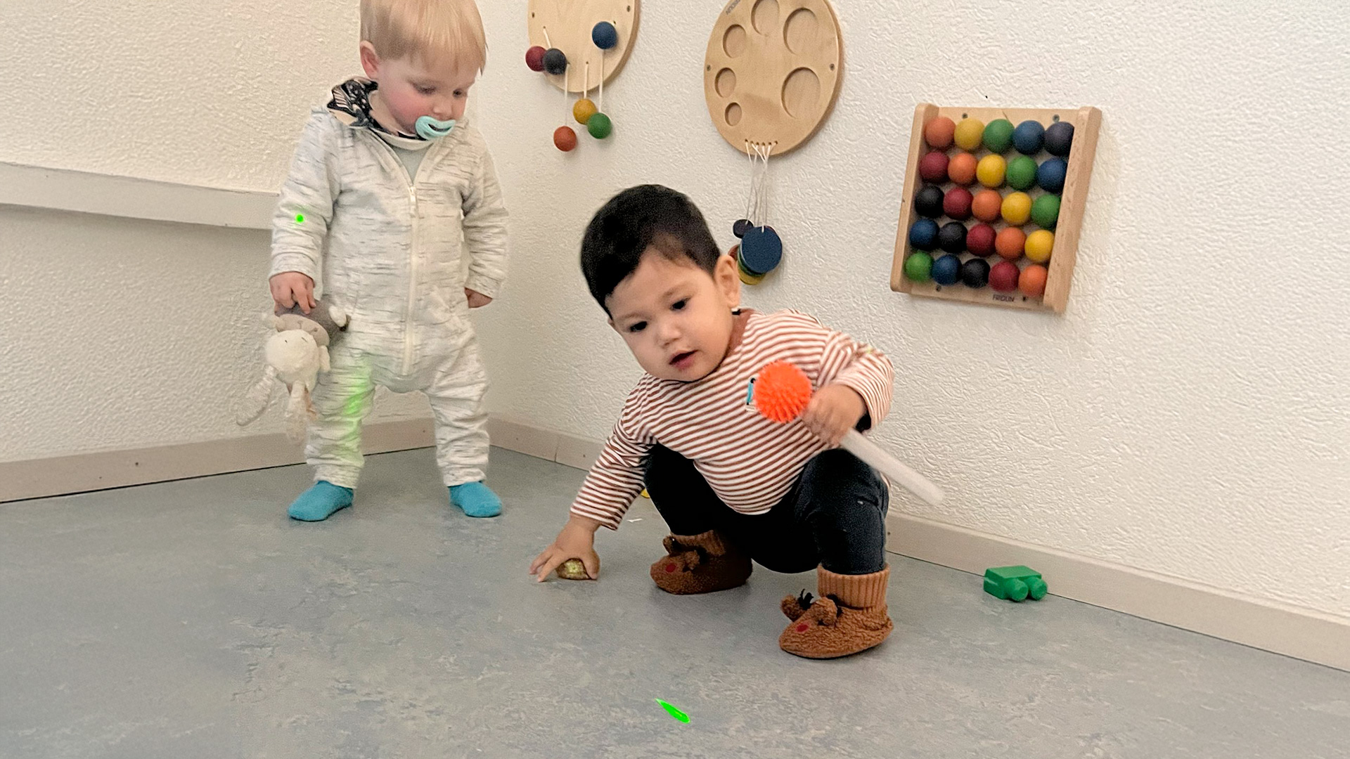 Deux enfants découvrent les jeux sensoriels dans la Salle Snoezelen