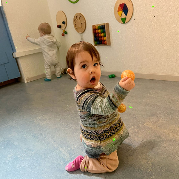 Petite fille jouant avec des balles sensorielles dans la Salle Snoezelen