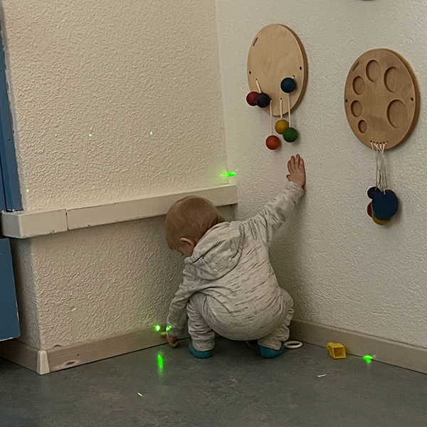 Bébé observant des lumières douces dans une Salle Snoezelen