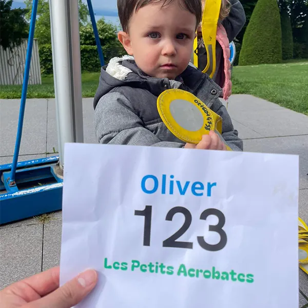 Un enfant en dossard prêt à s’élancer sur la piste à la crèche Les Petits Acrobates à Lausanne.