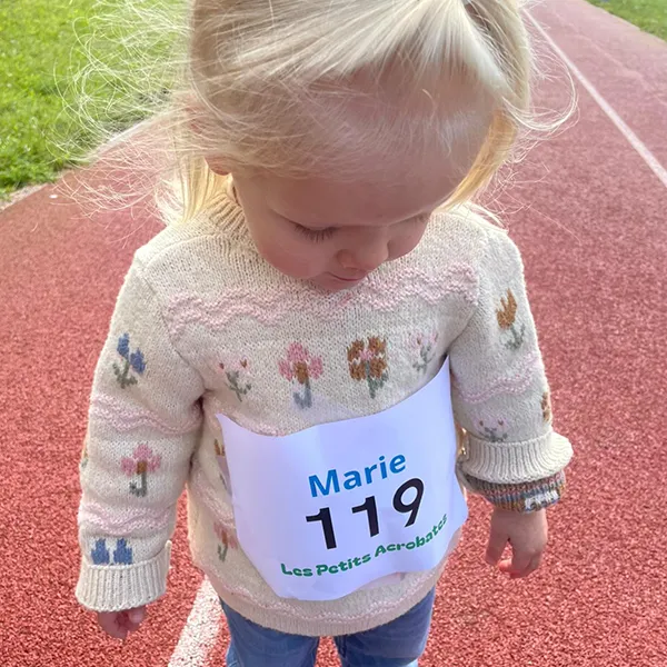 Un enfant en dossard prêt à s’élancer sur la piste à la crèche Les Petits Acrobates à Lausanne.