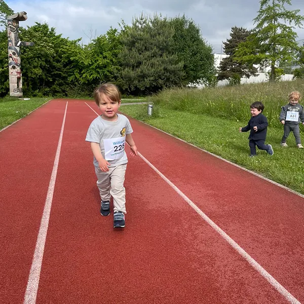 Un enfant en dossard prêt à s’élancer sur la piste à la crèche Les Petits Acrobates à Lausanne.
