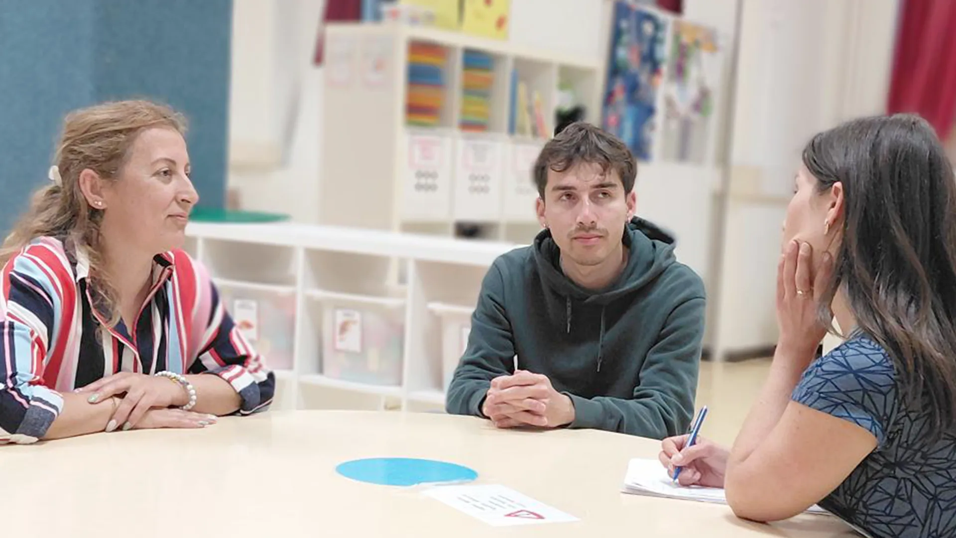 Des professionnel·le·s en formation à la crèche Les Petits Acrobates à Lausanne, échangeant autour de la diversité des familles contemporaines.