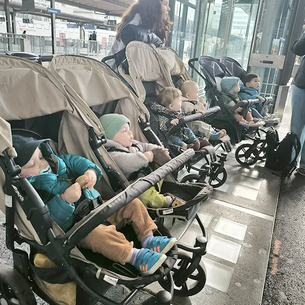 Retour en train vers Lausanne pour les enfants de la crèche Les Petits Acrobates, après une matinée de découverte florale