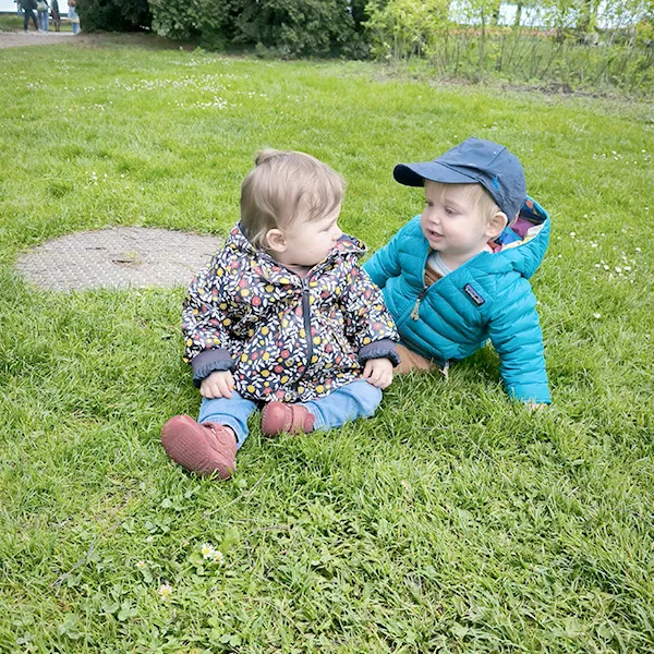Vue des enfants de la crèche à Lausanne profitant de la nature à Morges, entourés de tulipes en fleur.