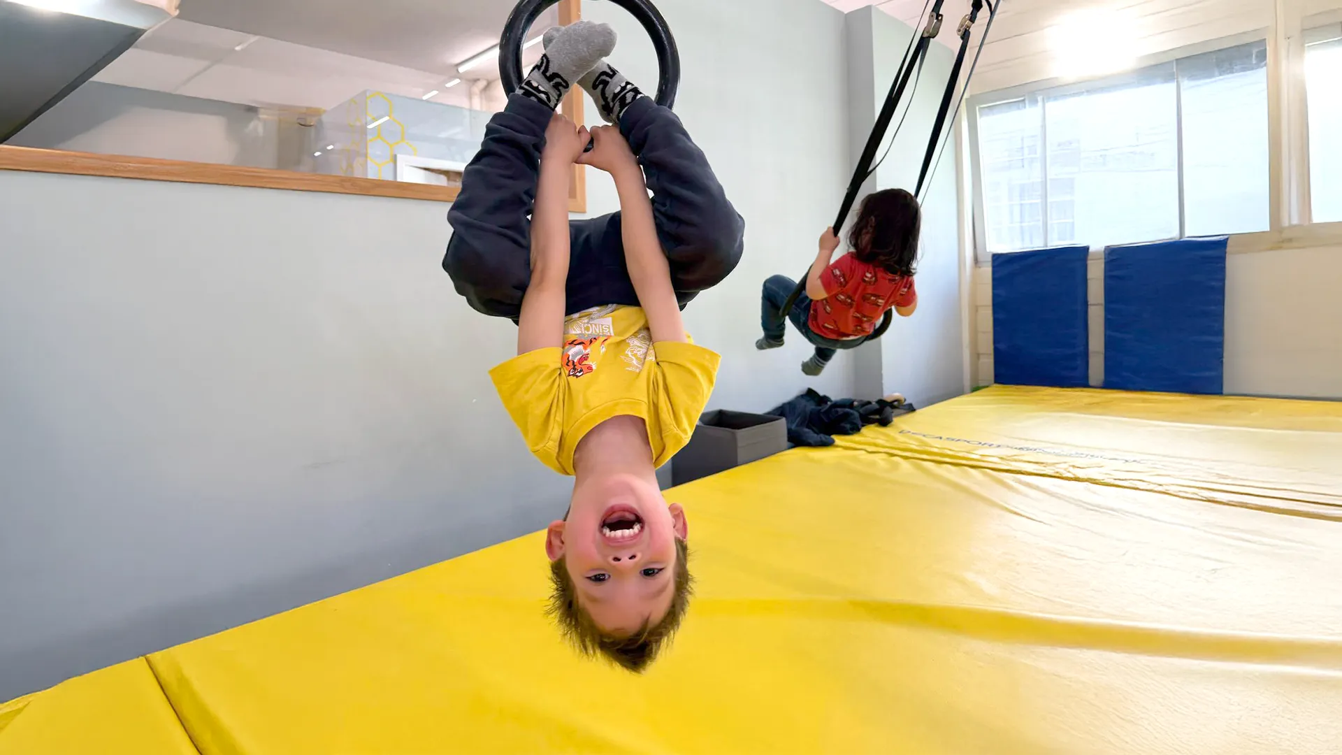 Le sport comme un jeu à la crèche Les Petits Acrobates