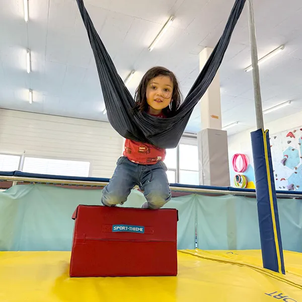 Le sport comme un jeu à la crèche Les Petits Acrobates