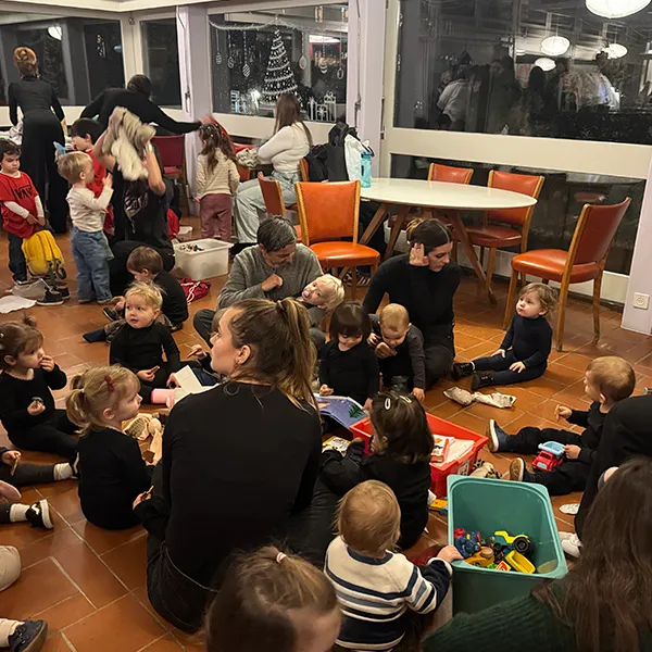 Petits Acrobates Noel Grue Lausanne Gare 01