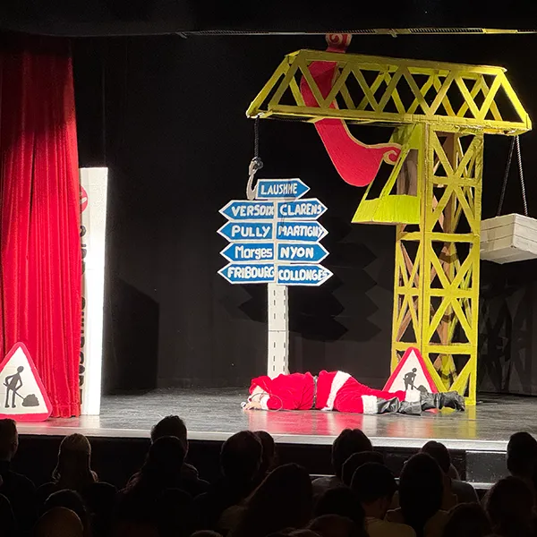 Petits Acrobates Noel Grue Lausanne Gare 02