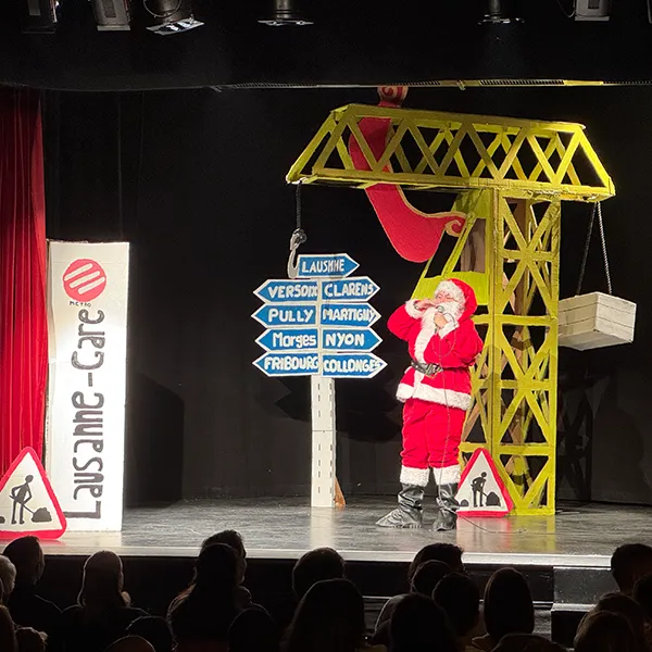 Petits Acrobates Noel Grue Lausanne Gare 03