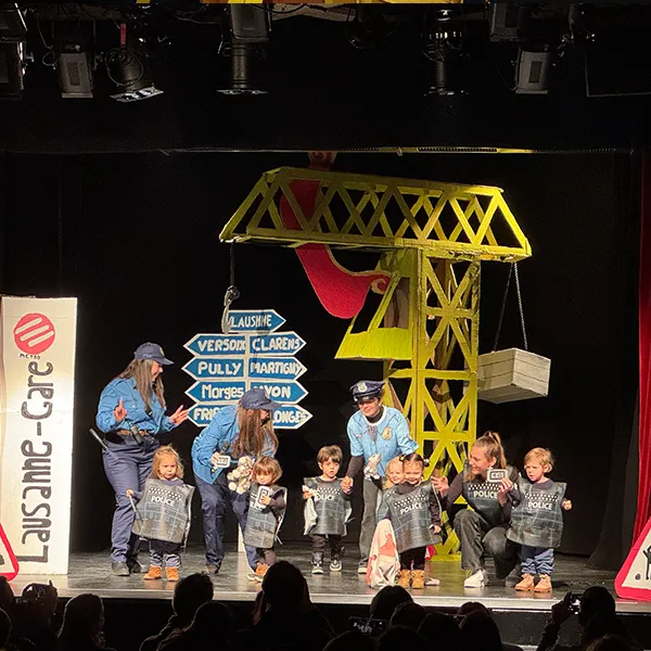 Petits Acrobates Noel Grue Lausanne Gare 06