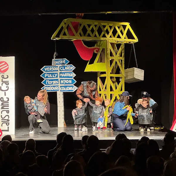 Petits Acrobates Noel Grue Lausanne Gare 08