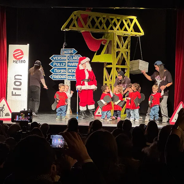 Petits Acrobates Noel Grue Lausanne Gare 15