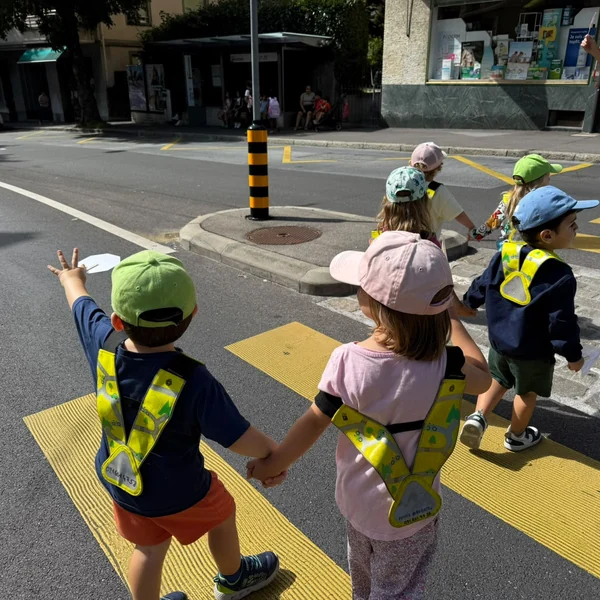 Petits Acrobates Panneaux Signalisation Lausanne 04